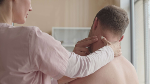 Cervicalgie : Causes, Symptômes et Solutions Pour Soulager les Douleurs au Cou 